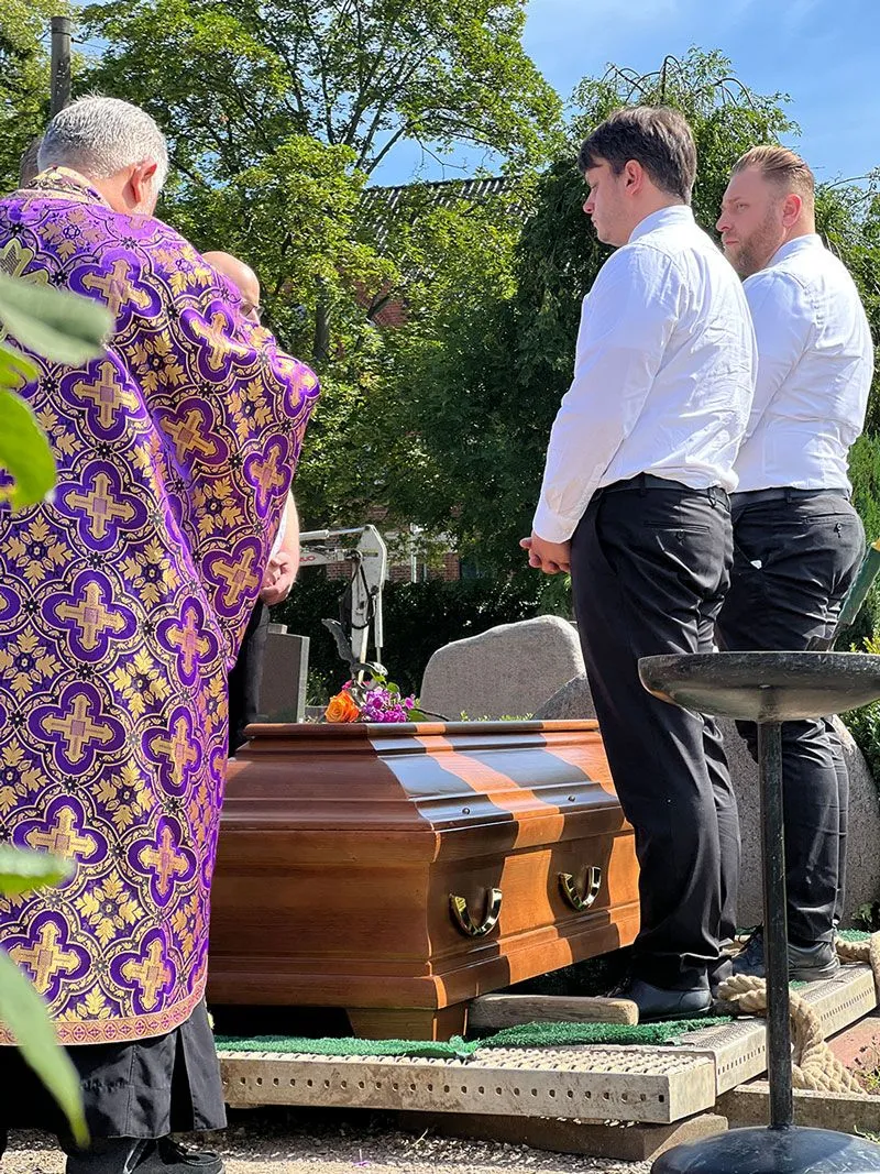 Beisetzung Priester im Gewand und Team LESCH am Sarg Bestattungshaus LESCH Hannover