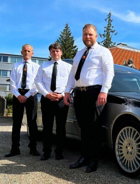 Sebastian Lesch and his team stand at the hearse Funeral parlour LESCH Hannover
