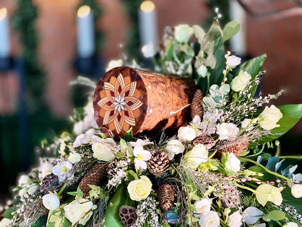 Italienische Urne mit Blumen Lesch Bestatter Hannover
