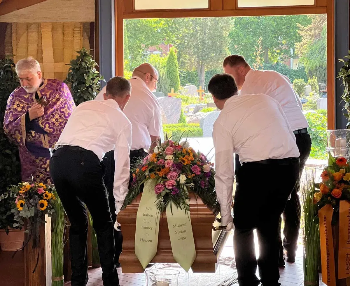 Sarg tragen Vier Maenner Bestattungshaus LESCH Hannover