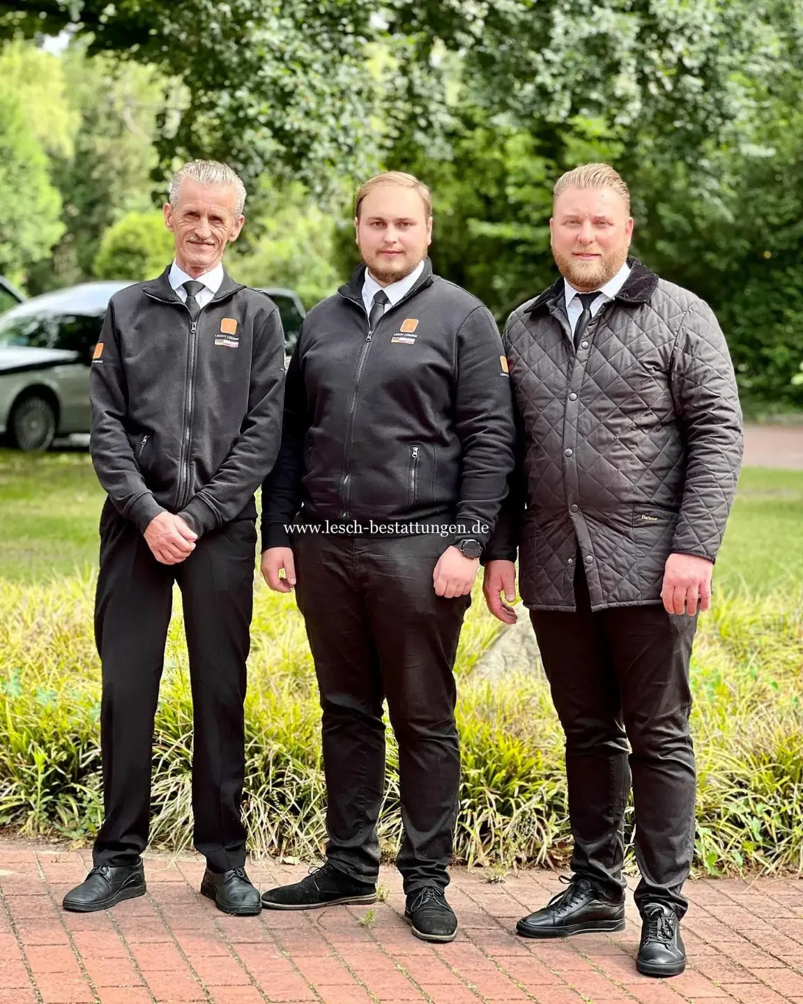 Bestatter Hannover Sebastian Lesch und sein Team Gruppenfoto Bestattungshaus LESCH Hannover